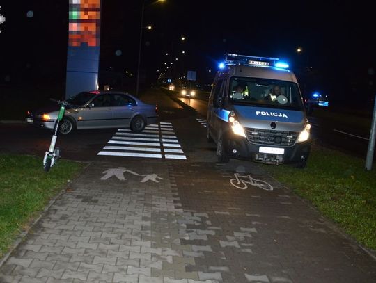 W Zamościu kierujący BMW zderzył się z kierującym hulajnogą elektryczną.