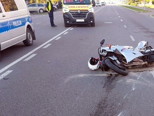 Na ul. Piłsudskiego w Zamościu kierująca skodą 74-latka skręcając w lewo, nie ustąpiła pierwszeństwa przejazdu jadącemu z naprzeciwka motocykliście i doprowadziła do zderzenia pojazdów.