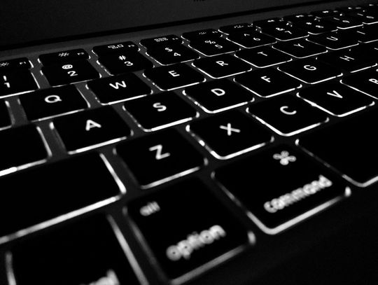 76-letni mieszkaniec powiatu zamojskiego zachęcony internetową reklamą spróbował inwestycji w „akcje spółki Baltic Pipe”. Niestety inwestycja okazała się fałszywa.