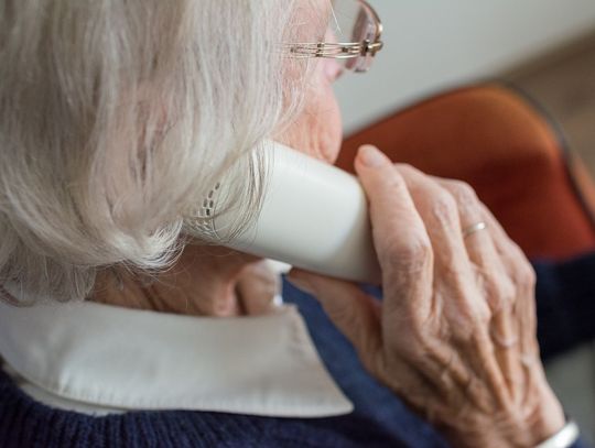 Fałszywa siostrzenica oszukała 80-letnią mieszkankę Zamościa. Seniorka straciła wszystkie oszczędności.