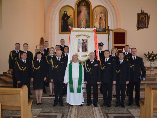 Zamość: Chorągiew św. Floriana dla parafii. To dar od strażaków (ZDJĘCIA)