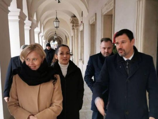 „Minister Marta Cieńkowska, Minister Bożena Żelazowska dziękujemy za realną pomoc i wsparcie – napisał prezydent Zamościa. Fot. FB Rafał Zwolak