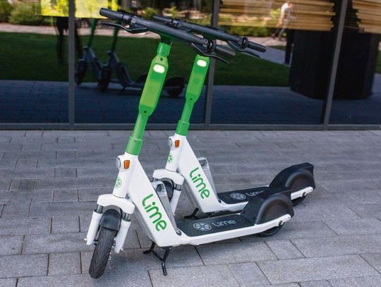 W 2025 r. elektryczne hulajnogi Lime będą dostępne w Zamościu również w okresie jesienno-zimowym.