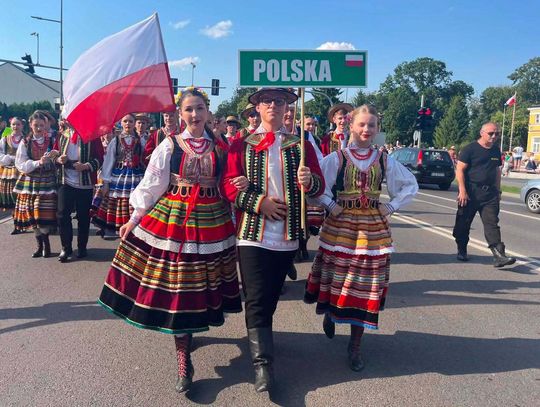 Przez kolejne dni festiwalu Rynek Wielki będzie miejscem koncertów zespołów folklorystycznych, kiermaszu sztuki ludowej oraz wieczornych zabaw folkowych.