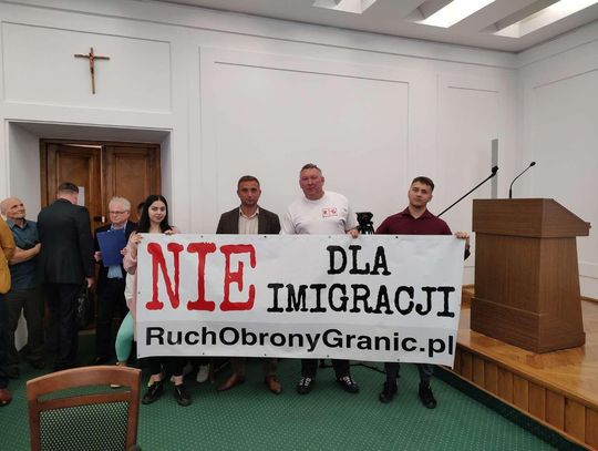 Robert Bąkiewicz pojawił się na majowej sesji Rady Miasta Zamość.