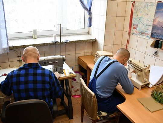 Zamość, Hrubieszów: Więźniowie szyją maseczki ochronne (ZDJĘCIA)
