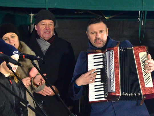 Kolędowały m.in. przedszkolaki, uczniowie zamojskich szkół oraz radni i urzędnicy pod wodzą przygrywającego na akordeonie prezydenta Zamościa Rafała Zwolaka.