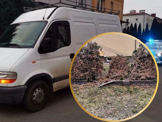 W Zamościu pijany kierowca busa uderzył w ogrodzenie posesji.