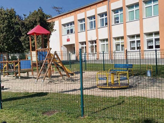 Szkoła Podstawowa nr 8 na os. Karolówka. To tutaj mają trafić przedszkolaki na czas budowy nowej placówki.