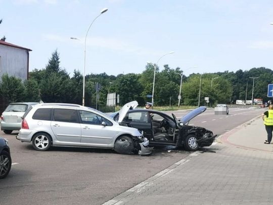 Dwa samochody osobowe uszkodzone w wyniku kolizji na ulicy Sadowej w Zamościu.