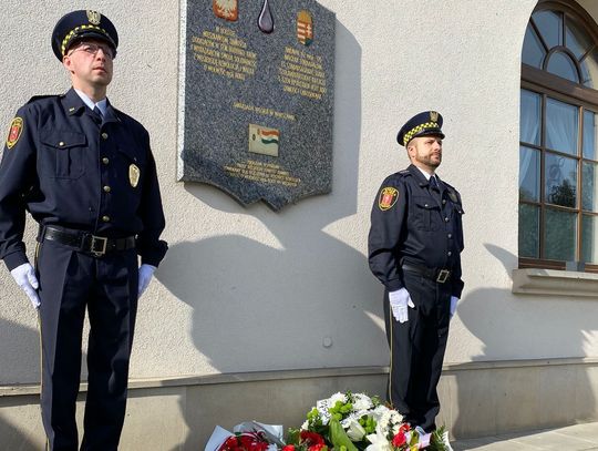 Zamość: Kwiaty pod „Kroplą Mleka”. To wyraz pamięci o solidarności z węgierską rewolucją