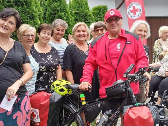 Zamość/Lubartów: 65-latek na rowerze promuje PCK i zbiera na potrzebujących