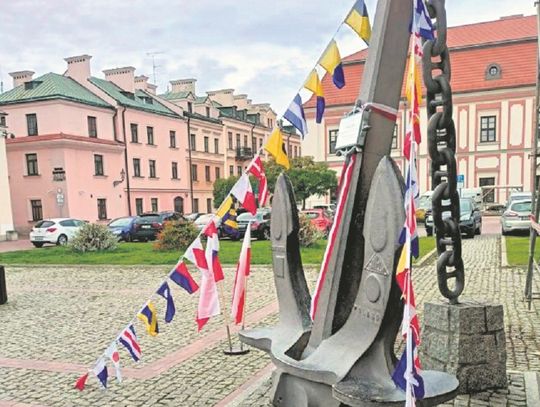 Tak przyozdobiona kotwica na Rynku Solnym wzbudza duże zainteresowanie wśród zamościan i turystów.