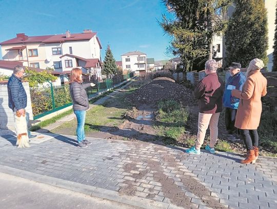 Zamość: Mieszkańcy osiedla chcą pas zieleni albo łąkę, a nie asfalt na działce