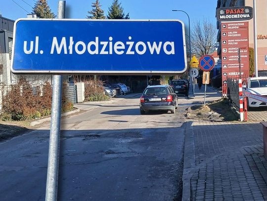 Zamość: Młodzieżowa pozostanie ślepa. Mieszkańcy wygrali walkę o spokój na osiedlu Ulica Młodzieżowa ma być przebudowana, ale organizacja ruchu pozostanie bez zmian.
