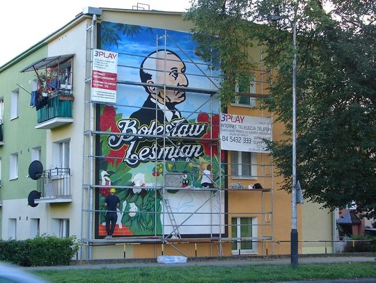 Zamość: Mural Leśmiana na ścianie bloku przy ul. Peowiaków