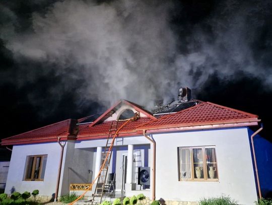 Zniszczeniu uległa instalacja fotowoltaiczna i część pokrycie dachu, zwęglona została konstrukcja dachu. fot. kpt. Leszek Wrzyszcz