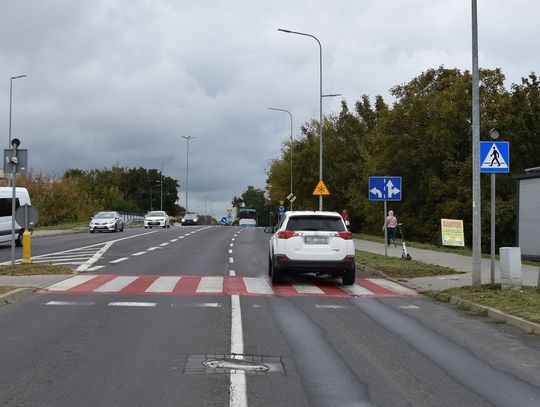 Kierująca toyotą na przejściu dla pieszych przy ul. Wyszyńskiego w Zamościu potrąciła jadącą po pasach kierującą hulajnogą elektryczną 23-latkę.