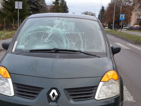 Do wypadku z udziałem dwóch mężczyzn, którzy przechodzili przez oznakowane przejście dla pieszych i kierującej Renault doszło w czwartek 21 grudnia w Zamościu na ulicy Hrubieszowskiej.
