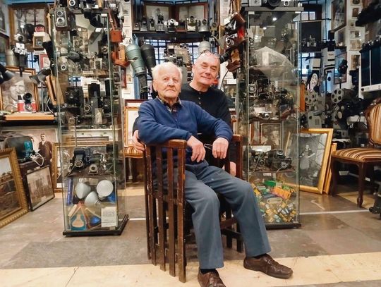 Mieczysław Wańczyk przekazał mebel w depozyt Adamowi Gąsianowskiemu (obaj na zdjęciu), który z dumą prezentuje go w Muzeum Fotografii.