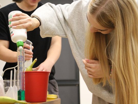 W trakcie Lubelskiego Festiwalu Nauki 2025 w Akademii Zamojskiej można było odkryć sekrety matematyki, poznać sposoby zdrowego odżywiania, podyskutować o współczesnych zagrożeniach militarnych, a także zbadać grupę swojej krwi.