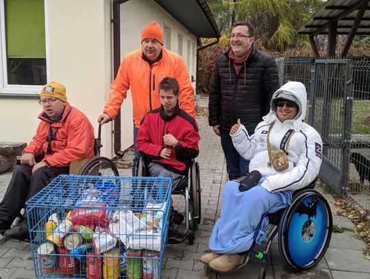 Zamość: Niepełnosprawni dokarmiają bezdomne psiaki