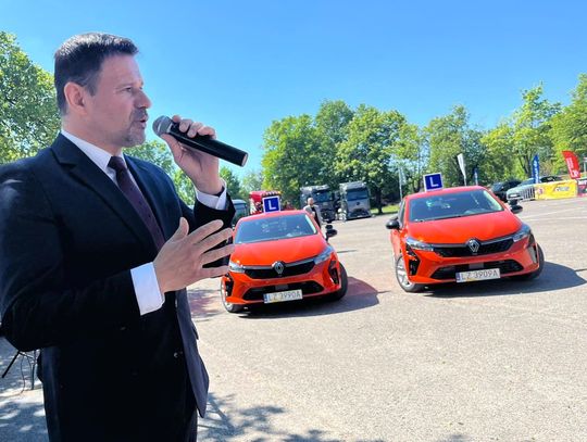 Centrum Kształcenia Zawodowego nr 1 w Zamościu otrzymało dwa nowe samochody Renault Clio, które będą służyć około 60 uczniom rocznie do bezpłatnej nauki jazdy.