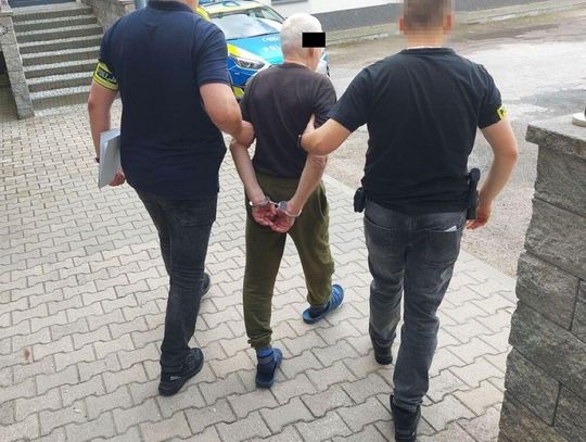Policjanci z zamojskiej komendy zatrzymali 83-latka, który w mieszkaniu zaatakował swojego krewnego.