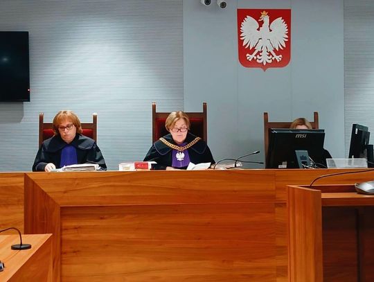 Zamość Sąd Okręgowy w Zamościu utrzymał w mocy zaskarżony wyrok. To oznacza, że Mateusz K. ma spędzić w więzieniu rok i dwa miesiące, natomiast dla jego siostry pobyt za kratkami ma być o miesiąc krótszy. To sądowy finał głośnej interwencji policjanta i strażnika miejskiego w zamojskiej galerii hand