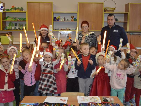 Zamość: Odblaskowe mikołajki z policjantami