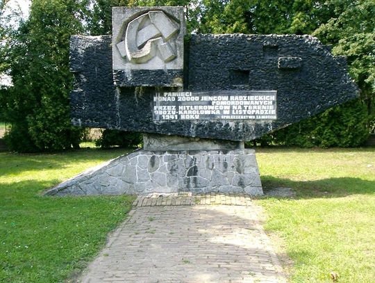 Zamość: Opinia IPN o pomniku jeńców radzieckich. Sierp i młot powinny zniknąć