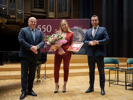 Zamość: Pianistka Klaudia Kudełko z Medalem 550-lecia Województwa Lubelskiego