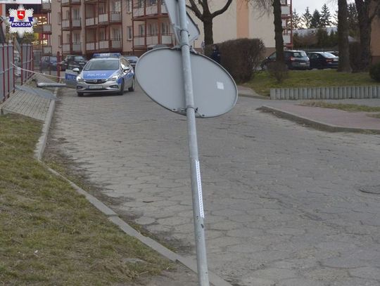 Zamość: Pijana wjeżdżała na parking. Staranowała znak, ogrodzenie i latarnię