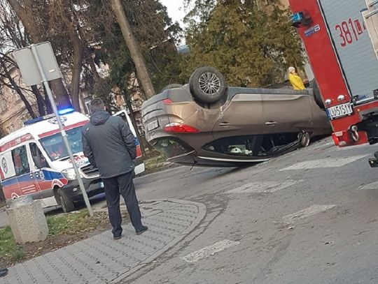 Zamość: Po zderzeniu z oplem hyundai dachował na skrzyżowaniu ul. Partyzantów i Orlicz-Dreszera