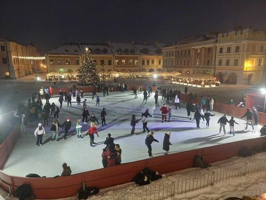 Zamość: Pod ratuszem czuć już święta. Dekorowanie rozpoczęte, lodowisko otwarte