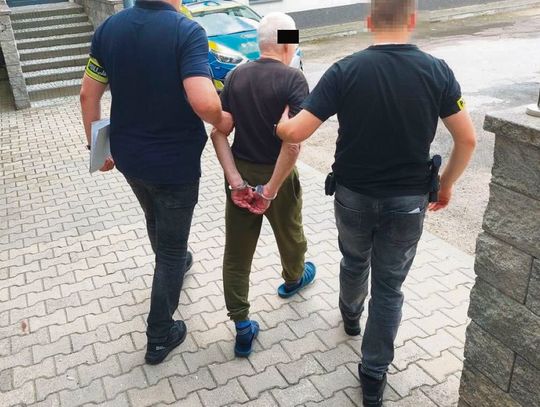 Zamość: Polał wrzątkiem, ranił nożem. 83-latkowi grozi nawet dożywocie Sprawca został doprowadzony do prokuratury, gdzie przedstawiono mu zarzut usiłowania zabójstwa.