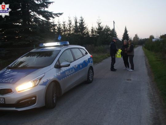 Zamość: Policjanci rozdawali kamizelki odblaskowe