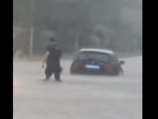Zamość: Policjant uratował z zalanego auta przerażoną kobietę.