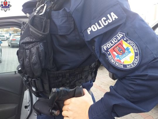 Policjant z Komendy Miejskiej Policji w Zamościu w czasie wolnym od służby zatrzymał poszukiwanego 36-latka.