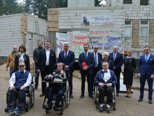 Zamość: Politycy jak grafficiarze. Malowali mural dla niepełnosprawnych (ZDJĘCIA, FILMY)