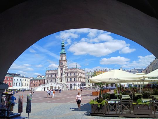 W przyjętym przez RM Zamość stanowisku podkreślono, że „publiczne gloryfikowanie sprawców zbrodni podważa zaufanie niezbędne do rozwijania partnerskich relacji między wspólnotami samorządowymi”.