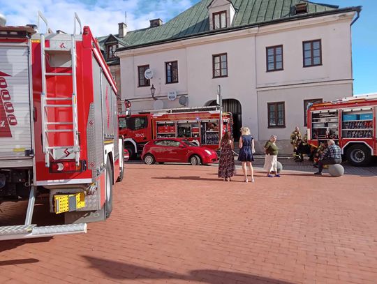 Ogień w mieszkaniu na drugim piętrze kamienicy przy ul. Łukasińskiego 1 (przy odrestaurowanym kościele franciszkanów) zauważono około godz. 7