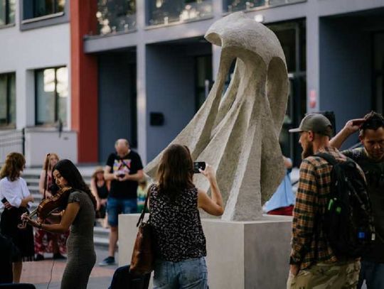 Przed budynkiem Zamojskiego Domu Kultury odbyło się odsłonięcie odnowionej rzeźby „Rybaka” Eugeniusza Pola.