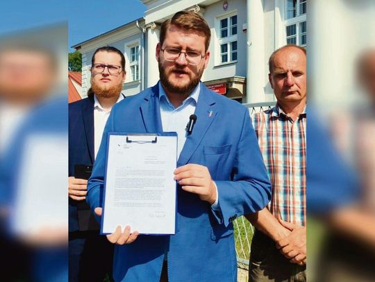 Konfederacja złożyła w zamojskiej delegaturze Kuratorium Oświaty wniosek o przeprowadzenie kontroli w szkołach pod kątem prawidłowego przyjmowania rezygnacji. Fot. Klub Konfederacji Zamość