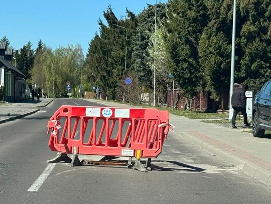 Przedsiębiorstwo Gospodarki Komunalnej w Zamościu rozpoczęło prace nad wyrównywaniem włazów studzienek kanalizacyjnych do poziomu nawierzchni dróg.