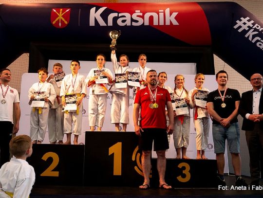 Prezes Roztoczańskiego Klubu Karate Tradycyjnego w Zamościu (w czerwonej koszulce na pierwszym planie) jest dumny ze swoich zawodników.