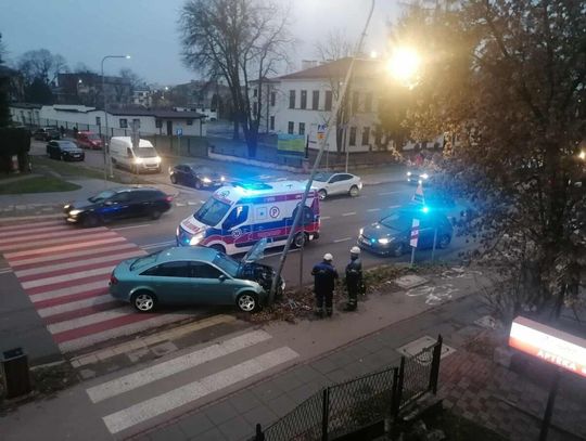 Kierujący audi 57-latek z Zamościa stracił panowanie nad samochodem i uderzył w latarnię.