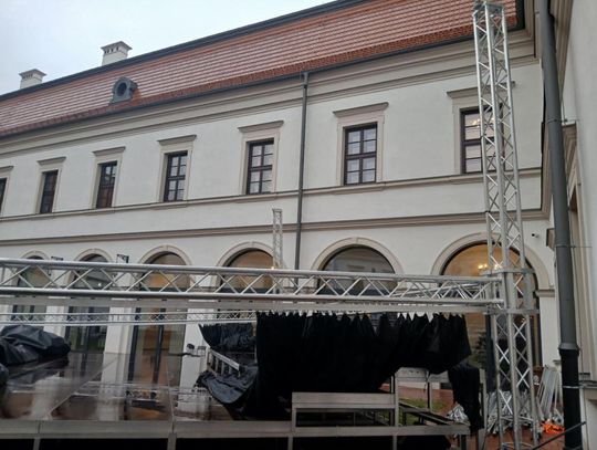 Ustawiona na dziedzińcu Akademii Zamojskiej w Zamościu scena plenerowa zawaliła się pod ciężarem śniegu.