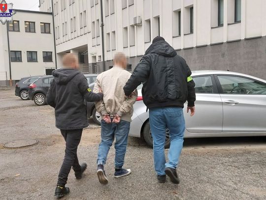 Zatrzymany przez policjantów z Zamościa 50-letni mieszkaniec miasta pod kurtką schowany miał foliowy worek z marihuaną.