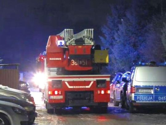 Zamość: Spłonęło mieszkanie w bloku. Policjant ewakuował kobietę i sam trafił do szpitala